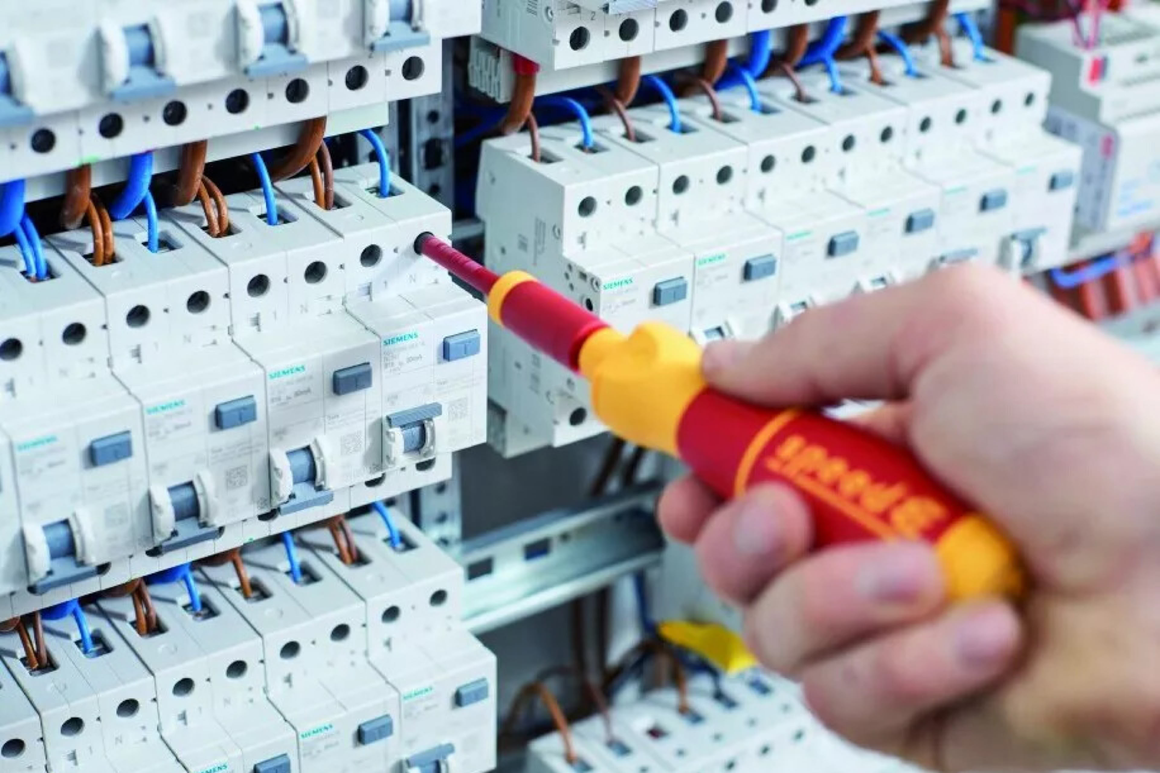 image d'un tableau électrique respectant la norme NFC15100, dont le serrage est respecté en utlisant un tournevise wiha spped E avec embout dynamométrique. recherche d'une panne dans un tavleau de protection électrique 