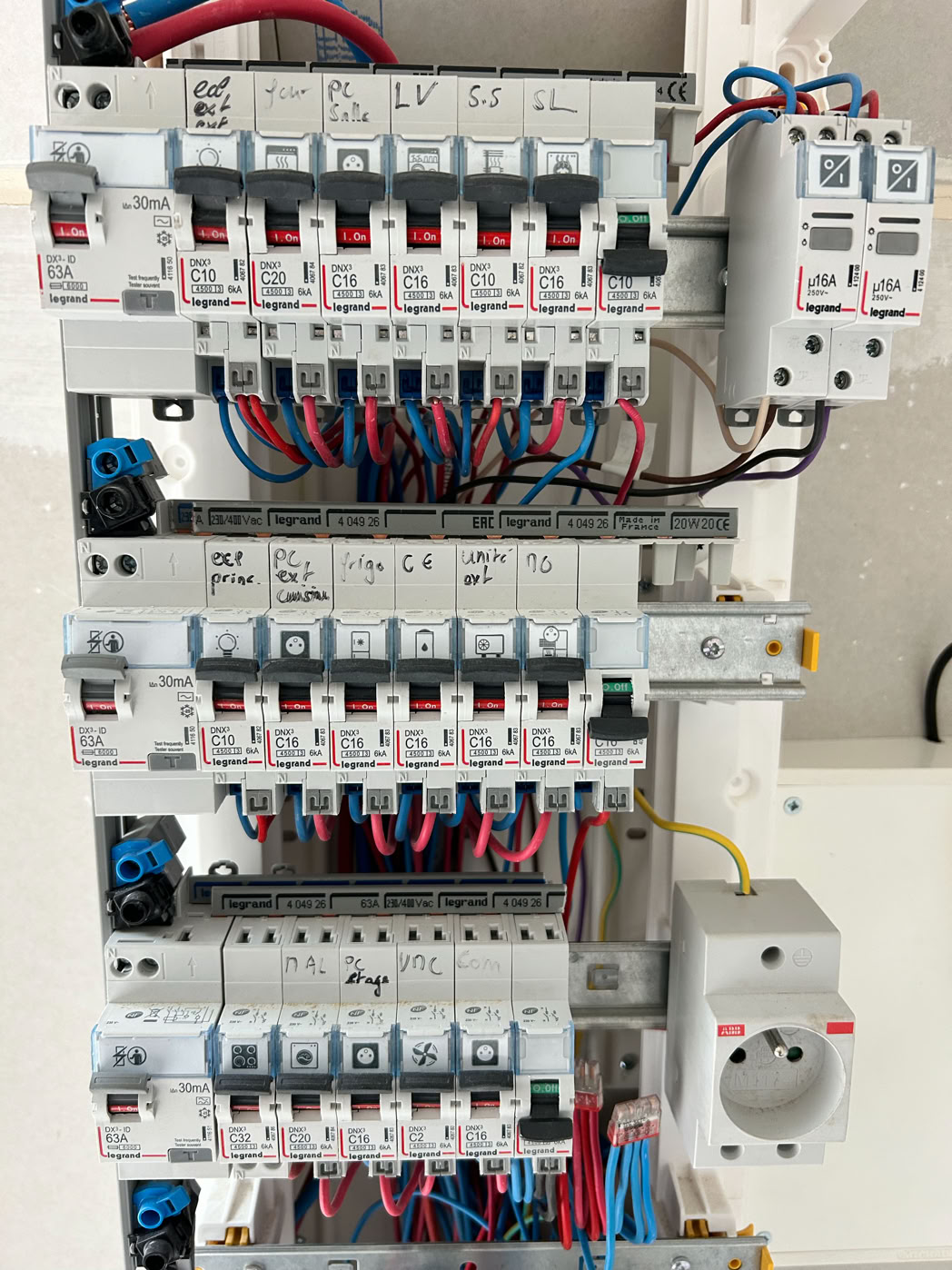 Image en dégradé d'un tableau électrique, appareillage Legrand.