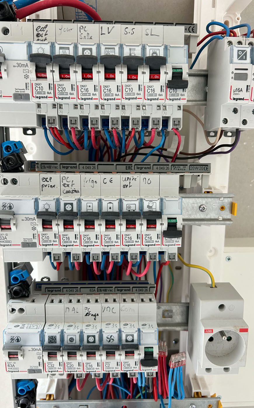 Image en dégradé d'un tableau électrique, appareillage Legrand.